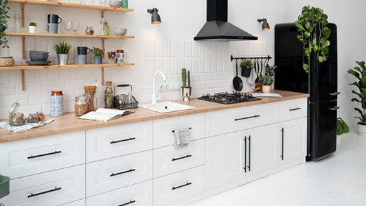 ¿Qué muebles y soluciones funcionarán mejor en una cocina de una sola pared conectada al salón?