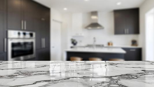 Altura de la encimera de cocina: ¿cómo elegir una que se adapte a tu altura?